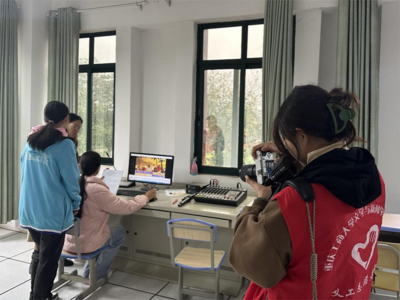 光影筑夢，愛心同行——文新青服赴迎龍中學開展公益攝影攝像志愿服務活動紀實