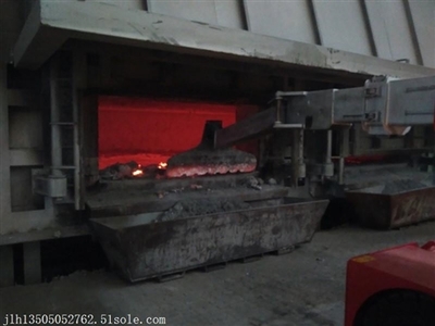 伸縮臂式扒渣機與扒渣車在熔鋁爐應用中的定制生產與招標要點